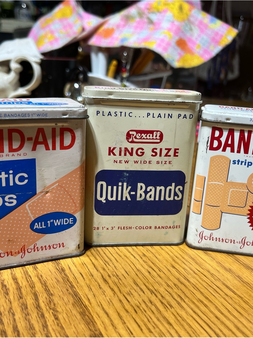 Quik-Bands King Size Bandages - Flesh ColorTin container.Band-Aid Btand